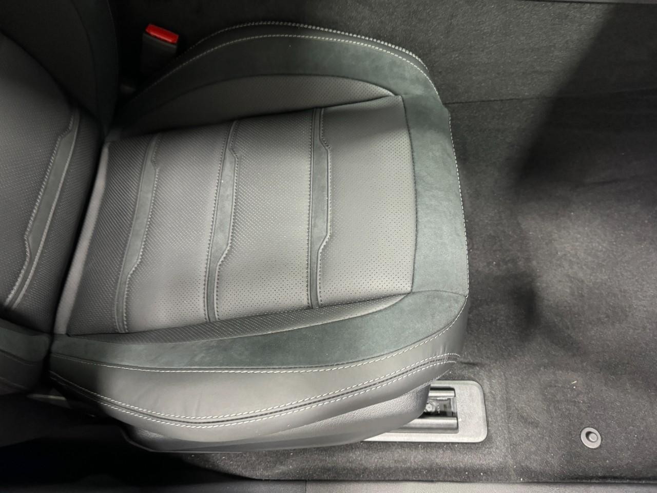 Mercedes-Benz GLE Vehicle Full-screen Gallery Image 19