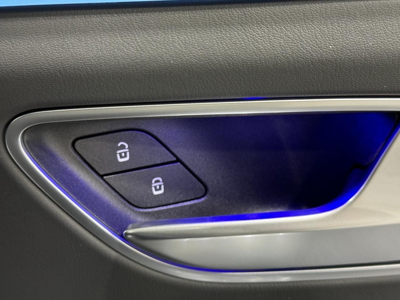 Mercedes-Benz GLE Vehicle Full-screen Gallery Image 21