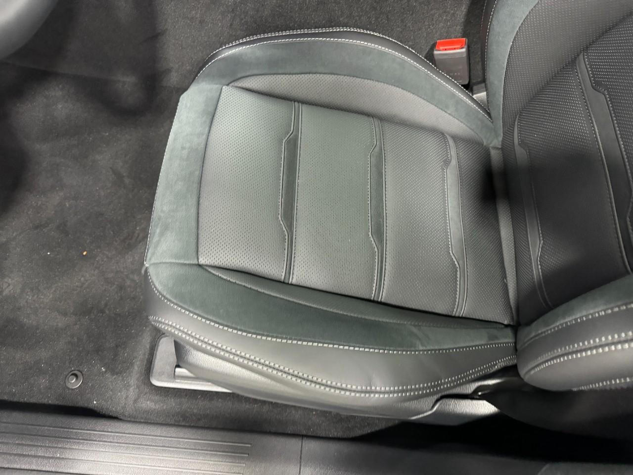 Mercedes-Benz GLE Vehicle Full-screen Gallery Image 29