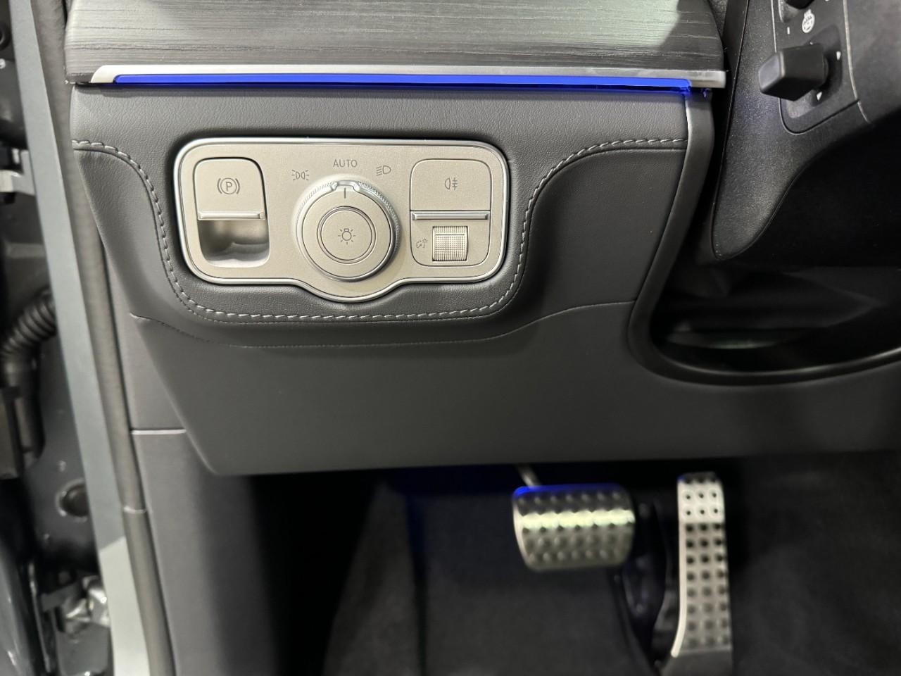 Mercedes-Benz GLE Vehicle Full-screen Gallery Image 30