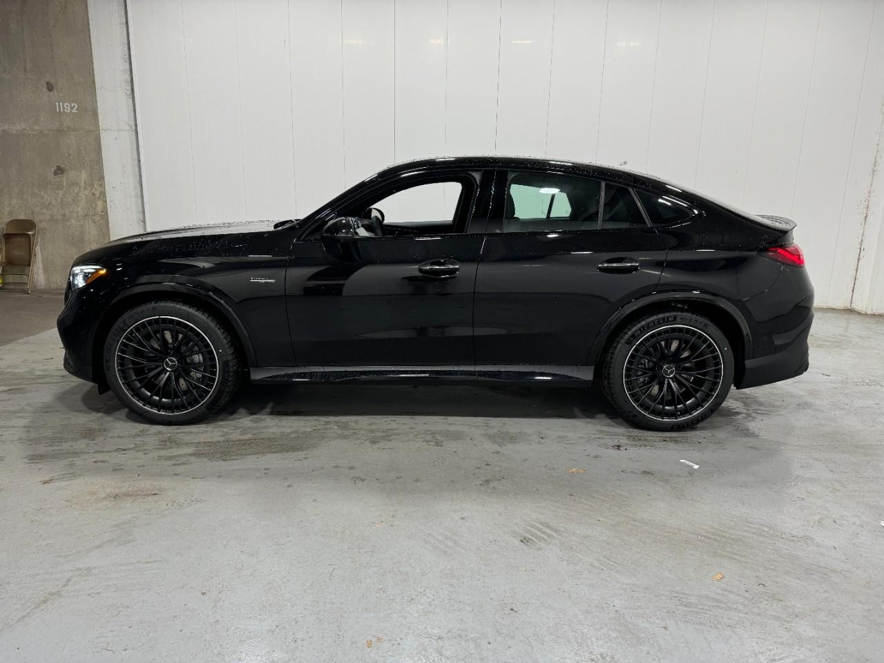 Mercedes-Benz GLC Vehicle Full-screen Gallery Image 2