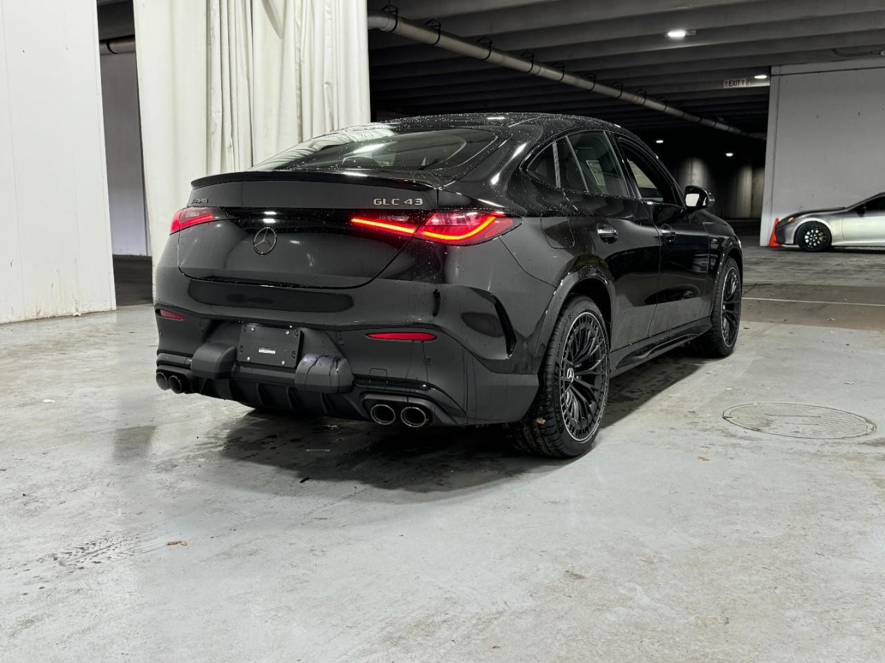 Mercedes-Benz GLC Vehicle Full-screen Gallery Image 4