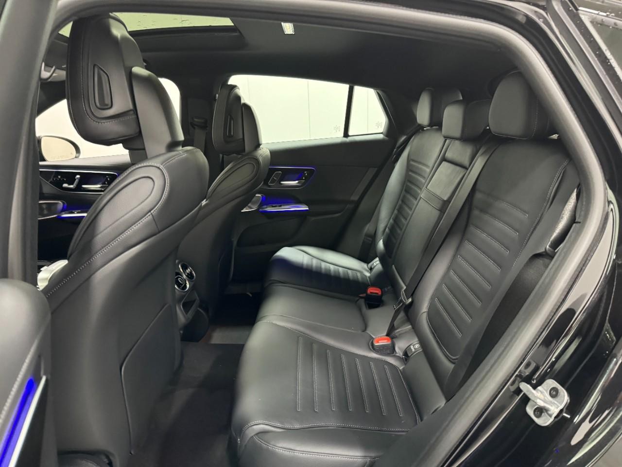 Mercedes-Benz GLC Vehicle Full-screen Gallery Image 8