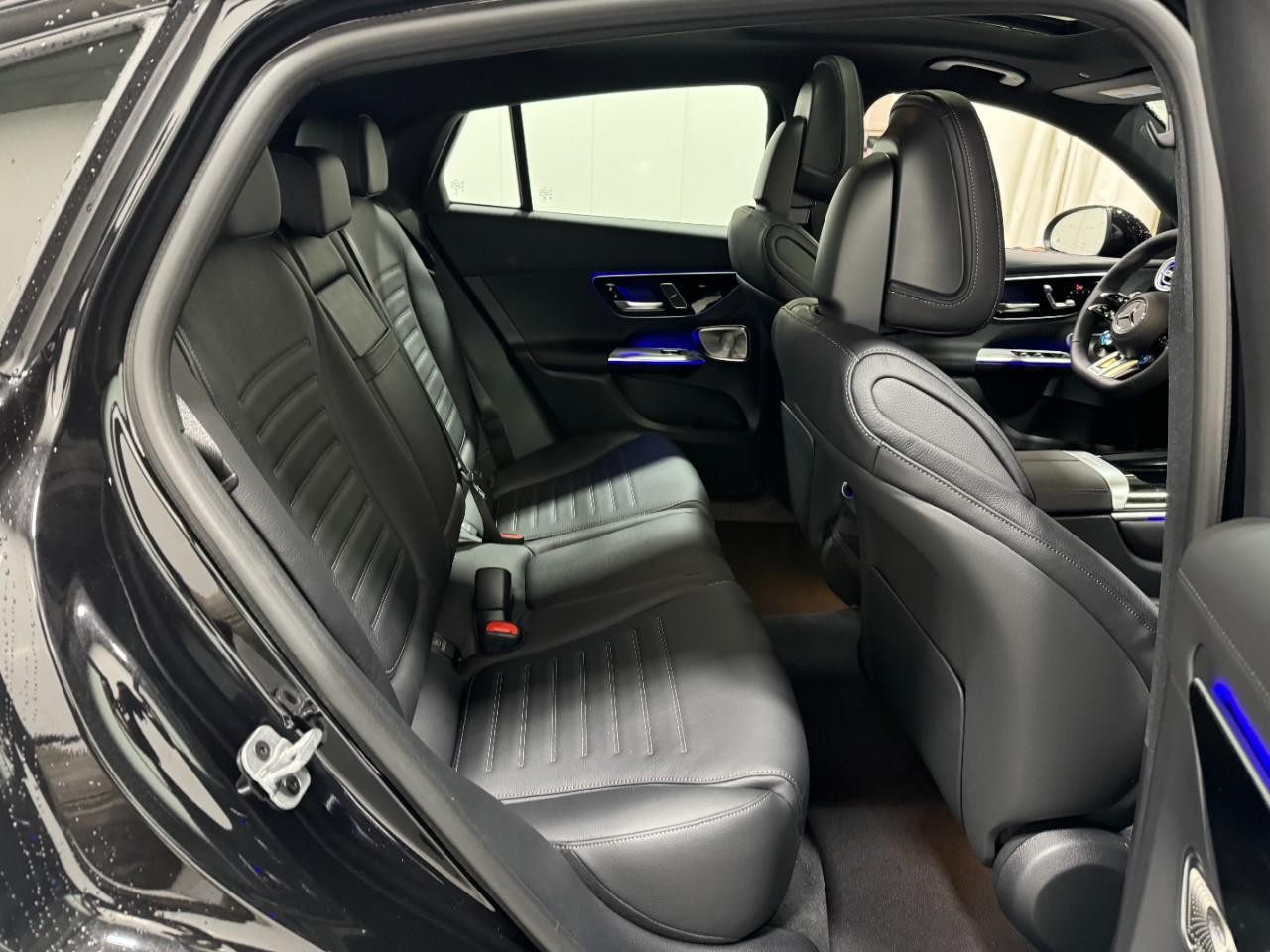 Mercedes-Benz GLC Vehicle Full-screen Gallery Image 10