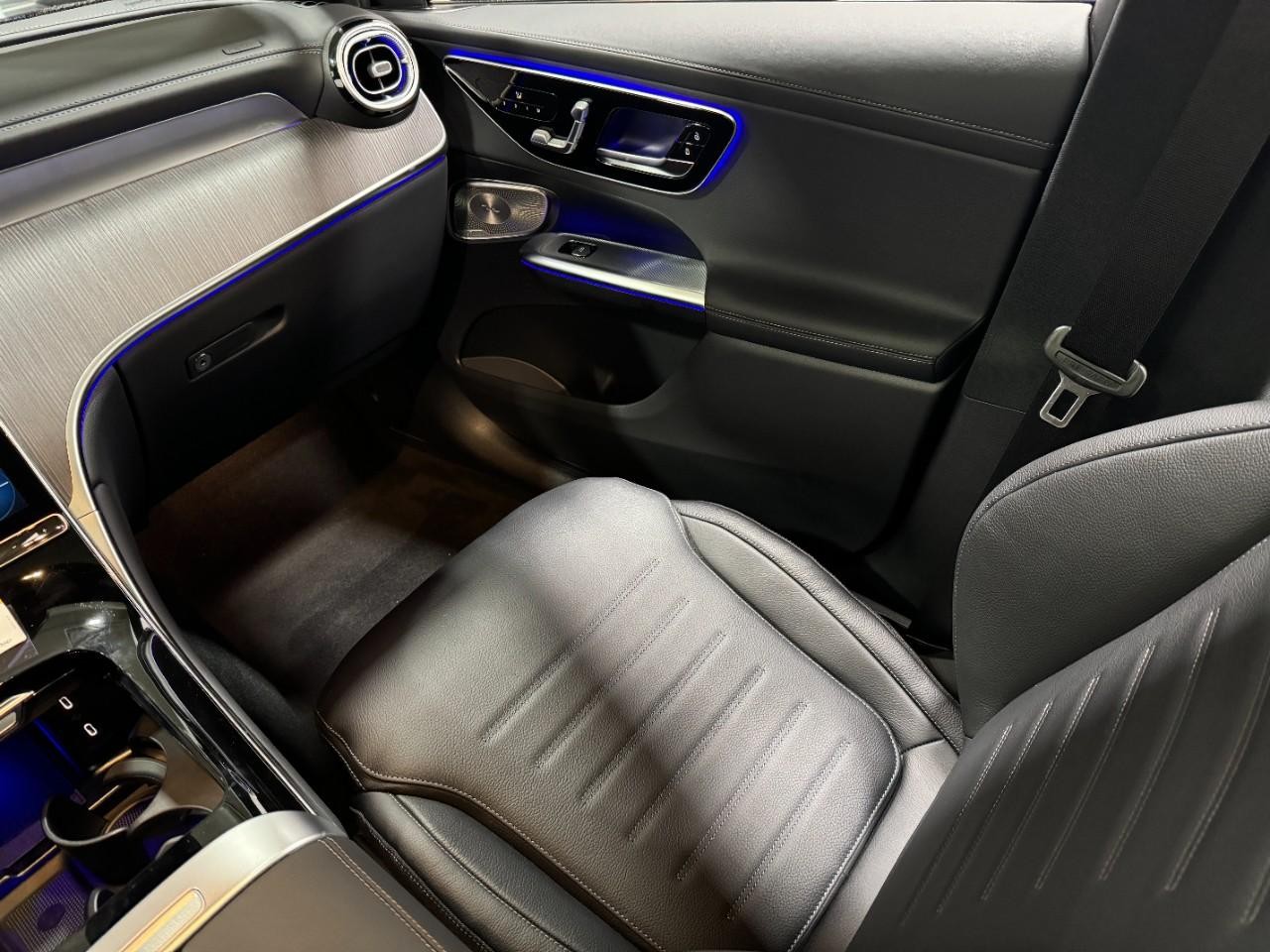 Mercedes-Benz GLC Vehicle Full-screen Gallery Image 15