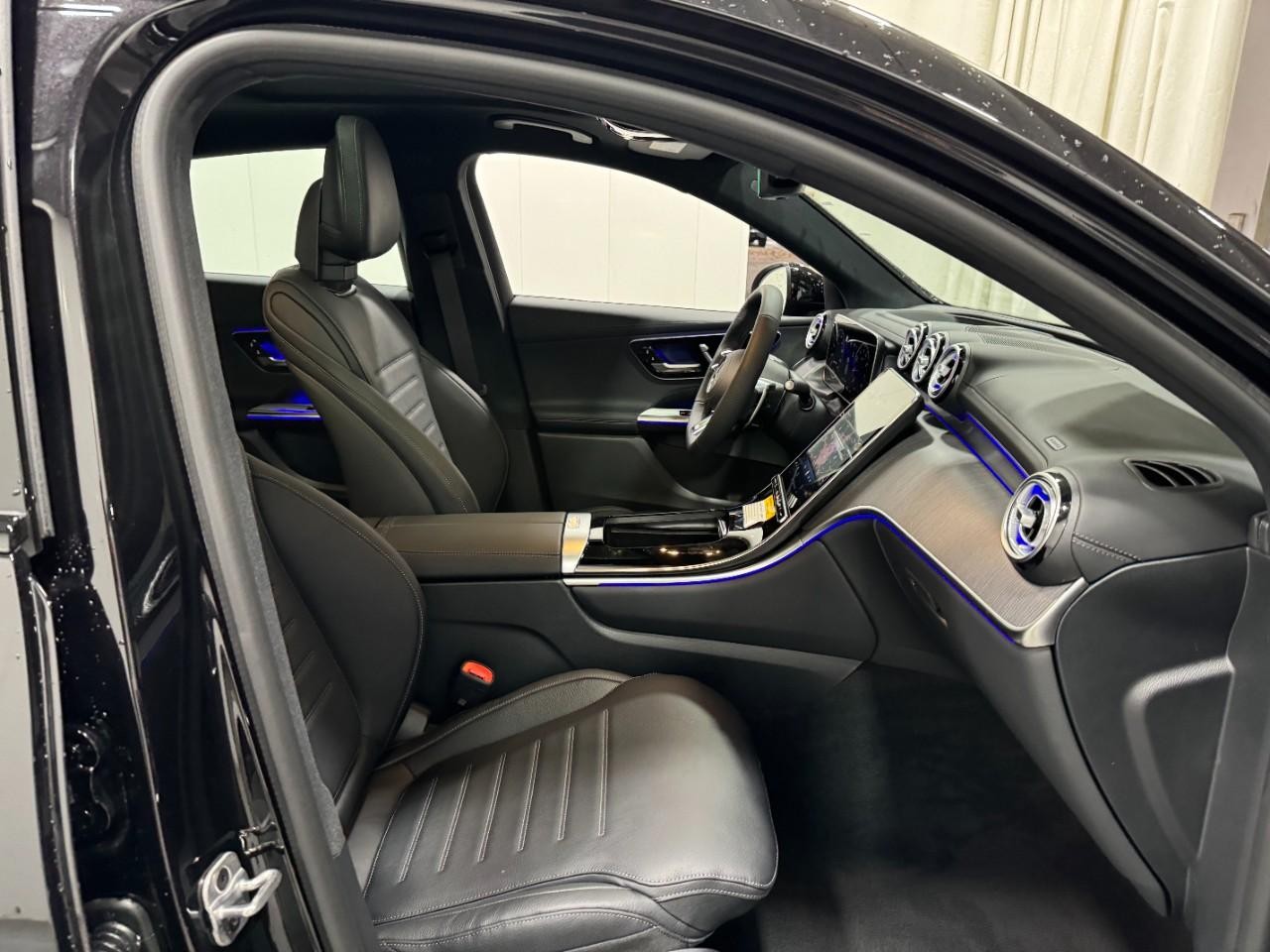 Mercedes-Benz GLC Vehicle Full-screen Gallery Image 16