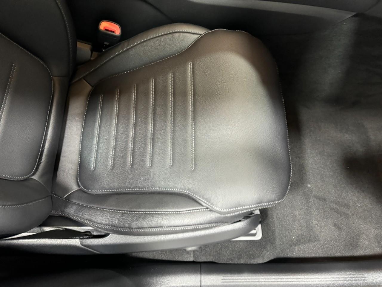 Mercedes-Benz GLC Vehicle Full-screen Gallery Image 17