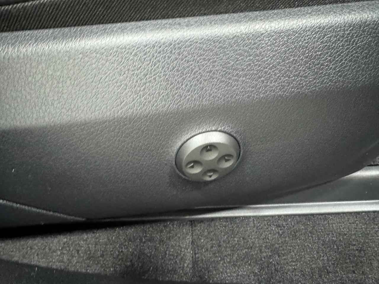 Mercedes-Benz GLC Vehicle Full-screen Gallery Image 18