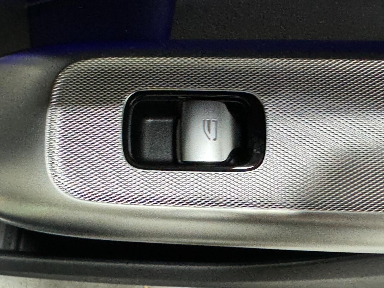 Mercedes-Benz GLC Vehicle Full-screen Gallery Image 21