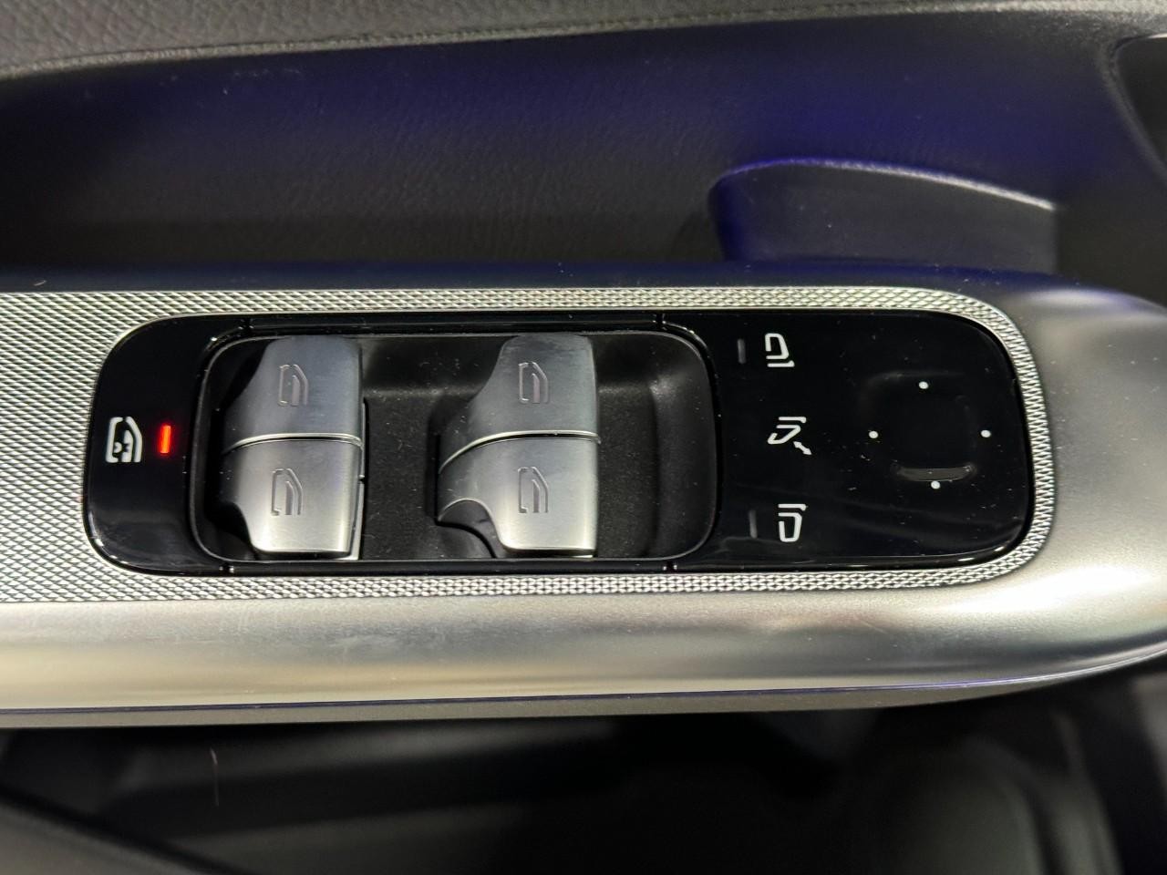 Mercedes-Benz GLC Vehicle Full-screen Gallery Image 24