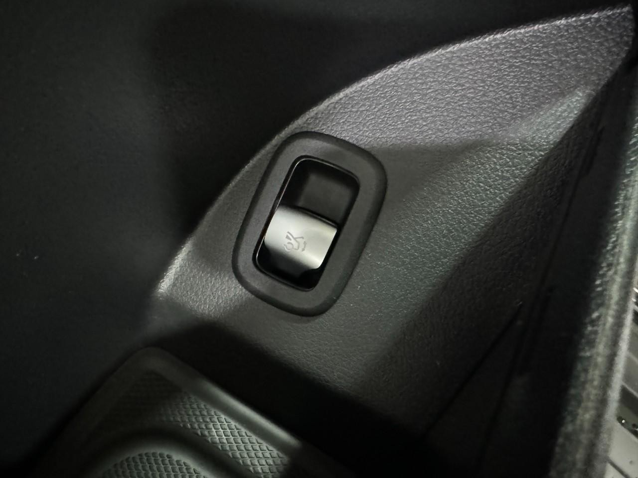 Mercedes-Benz GLC Vehicle Full-screen Gallery Image 26