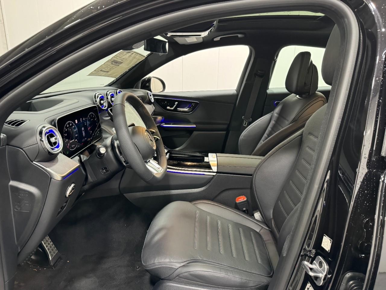 Mercedes-Benz GLC Vehicle Full-screen Gallery Image 27