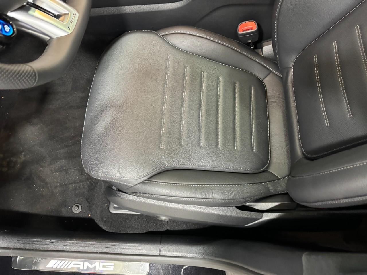 Mercedes-Benz GLC Vehicle Full-screen Gallery Image 28