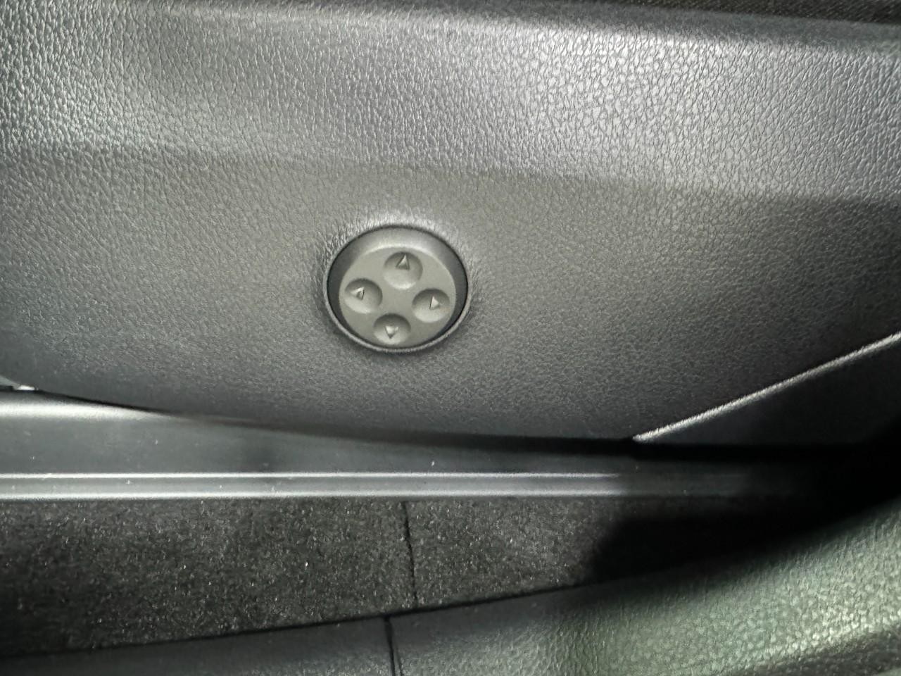 Mercedes-Benz GLC Vehicle Full-screen Gallery Image 29