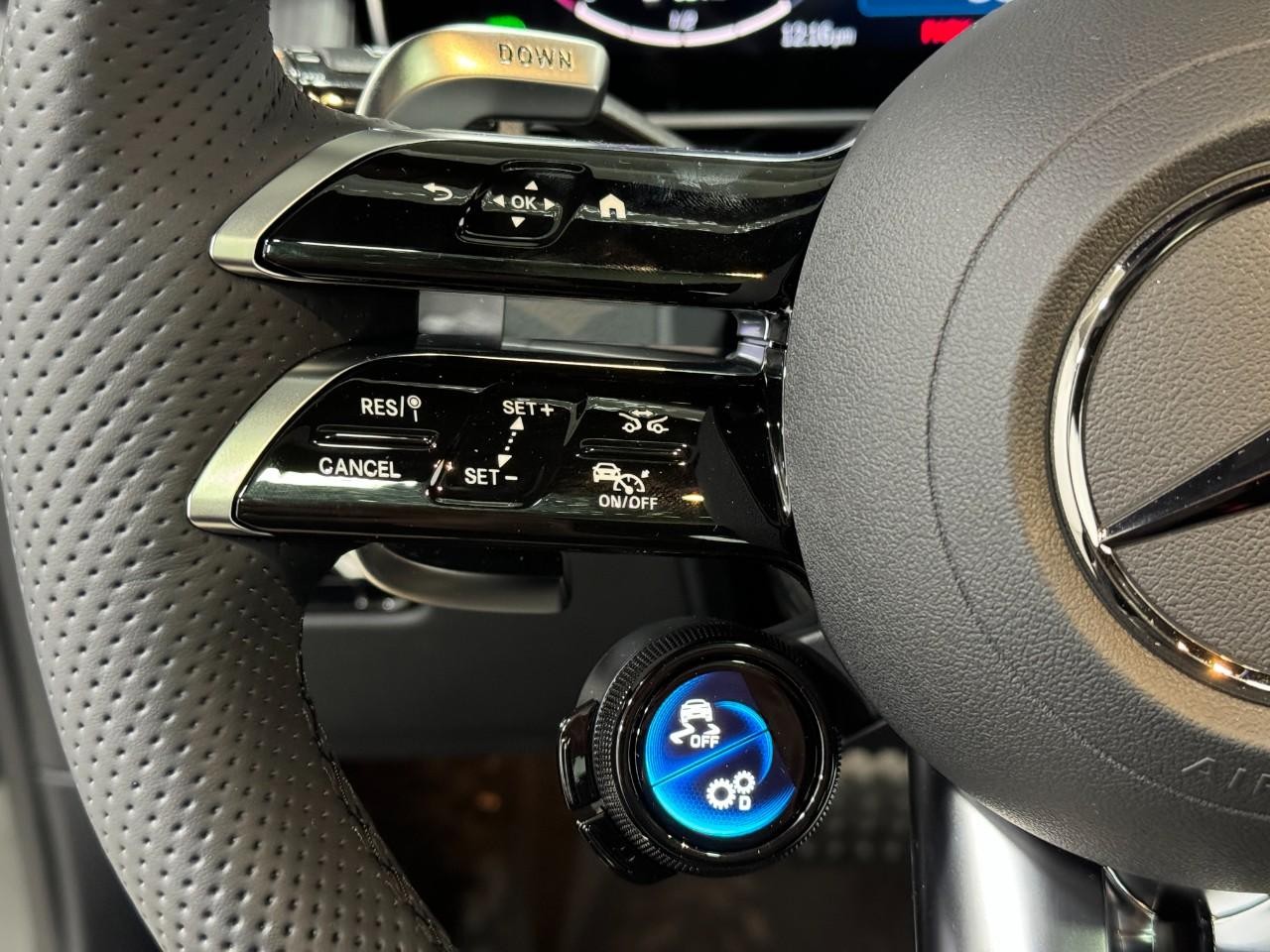 Mercedes-Benz GLC Vehicle Full-screen Gallery Image 31