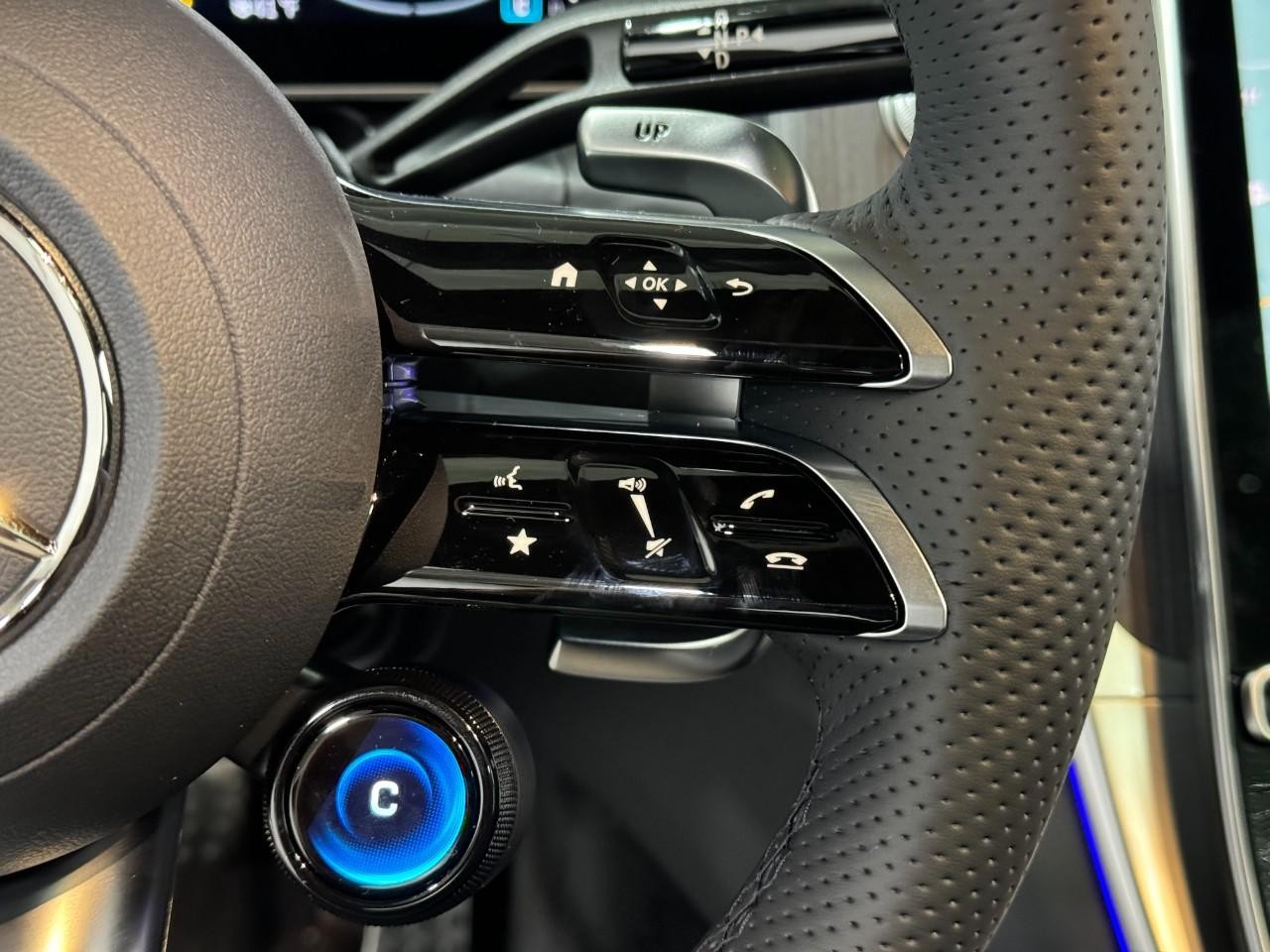 Mercedes-Benz GLC Vehicle Full-screen Gallery Image 32