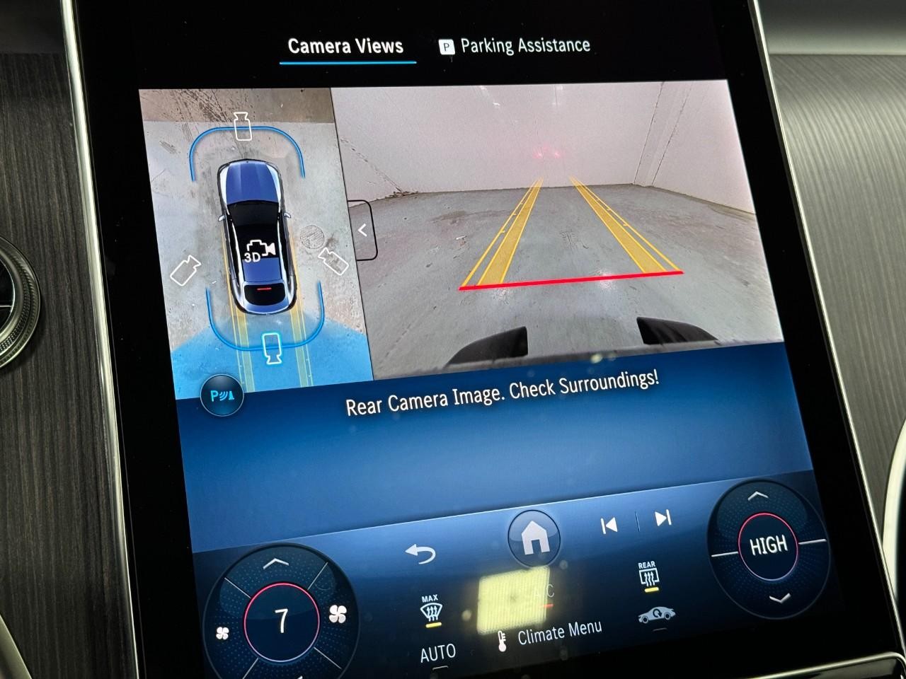 Mercedes-Benz GLC Vehicle Full-screen Gallery Image 35