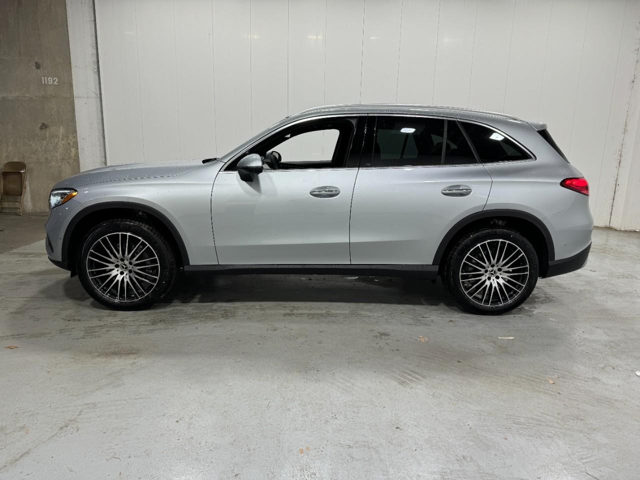 Mercedes-Benz GLC Vehicle Full-screen Gallery Image 2