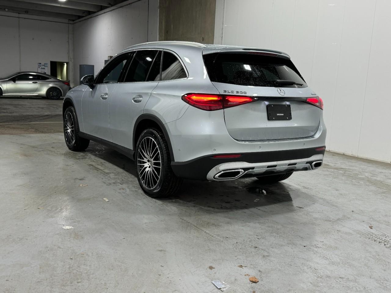 Mercedes-Benz GLC Vehicle Full-screen Gallery Image 3