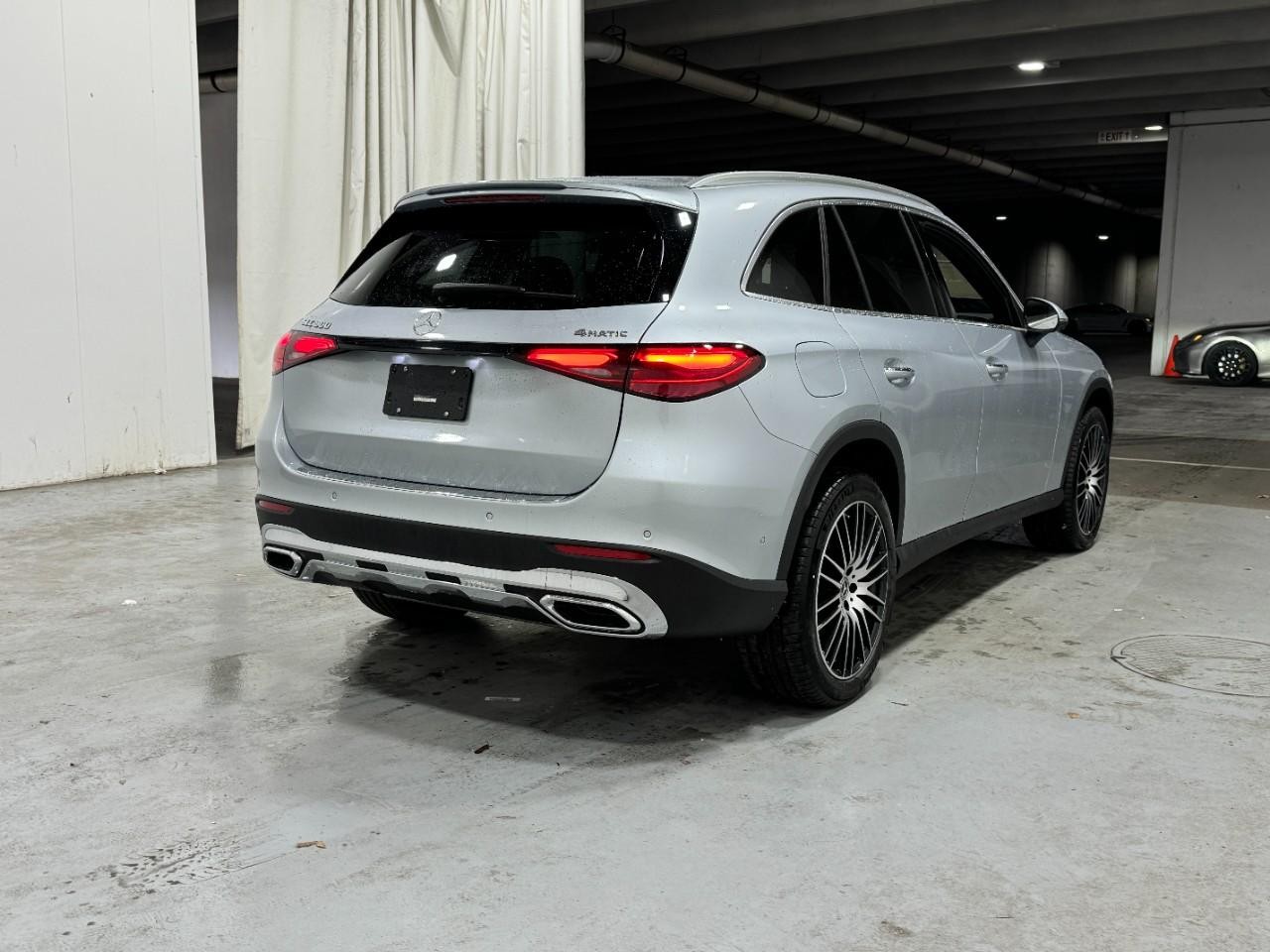 Mercedes-Benz GLC Vehicle Full-screen Gallery Image 4
