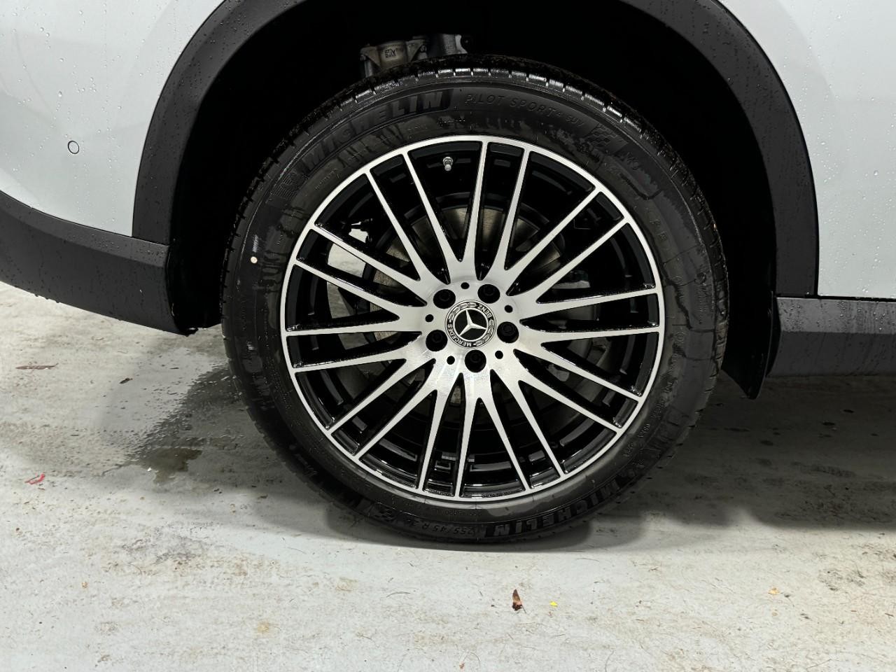 Mercedes-Benz GLC Vehicle Full-screen Gallery Image 5