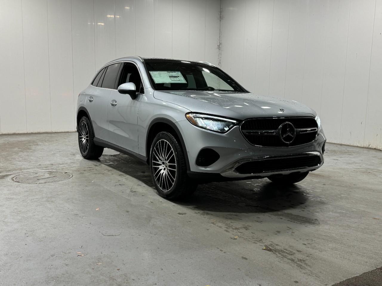 Mercedes-Benz GLC Vehicle Full-screen Gallery Image 6