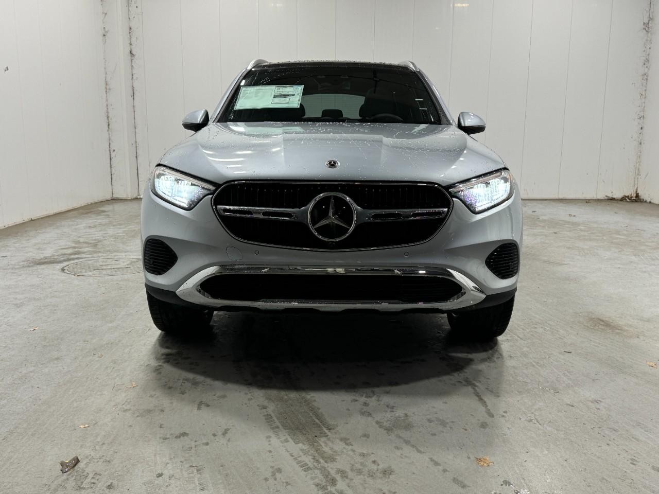 Mercedes-Benz GLC Vehicle Full-screen Gallery Image 7