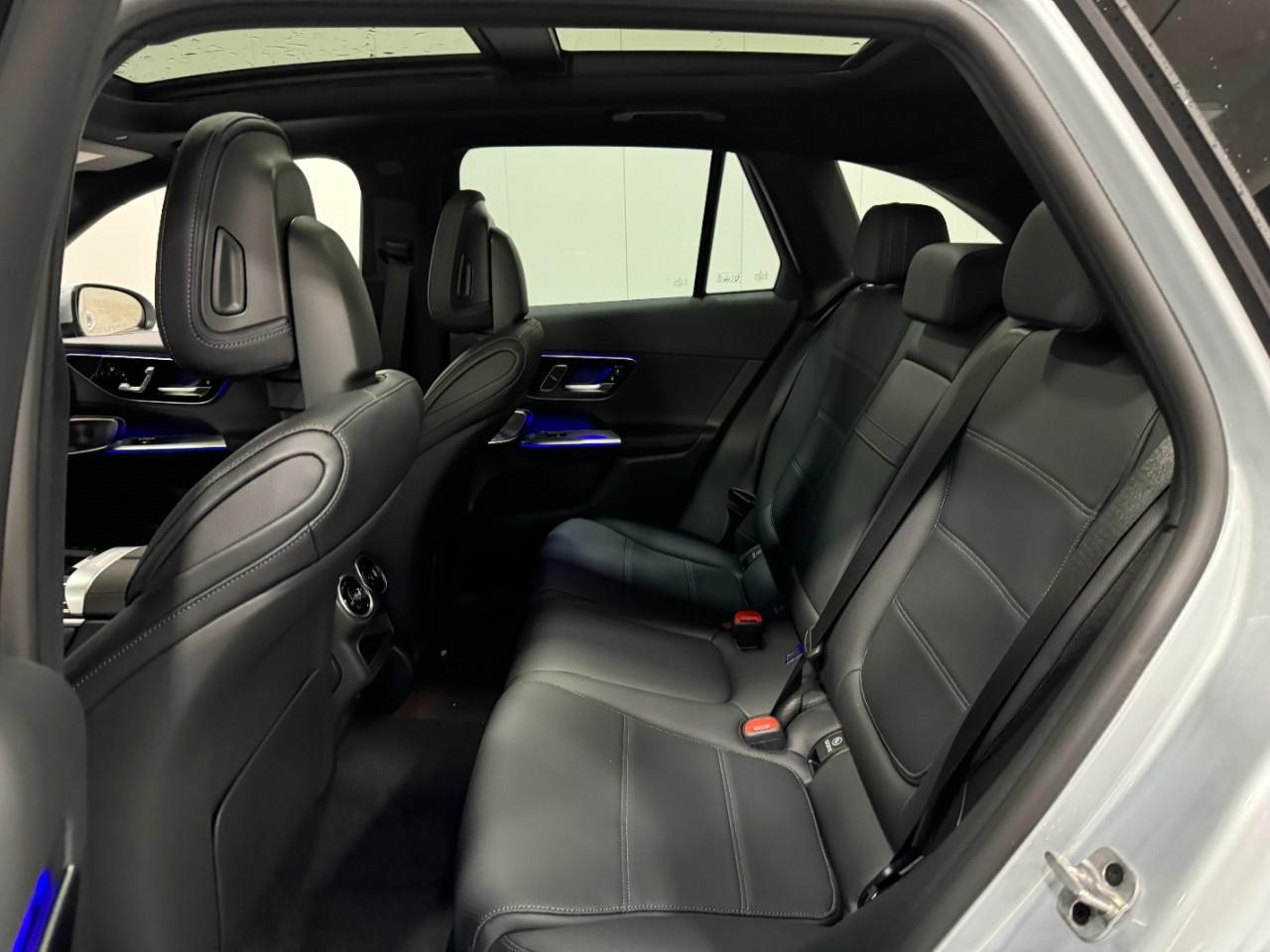 Mercedes-Benz GLC Vehicle Full-screen Gallery Image 8