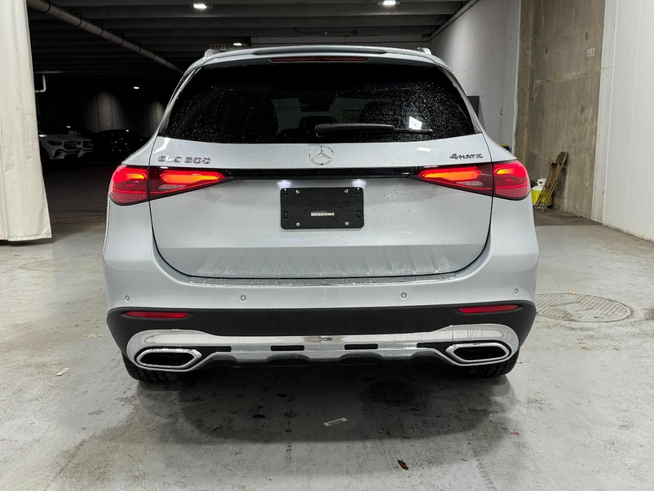 Mercedes-Benz GLC Vehicle Full-screen Gallery Image 9