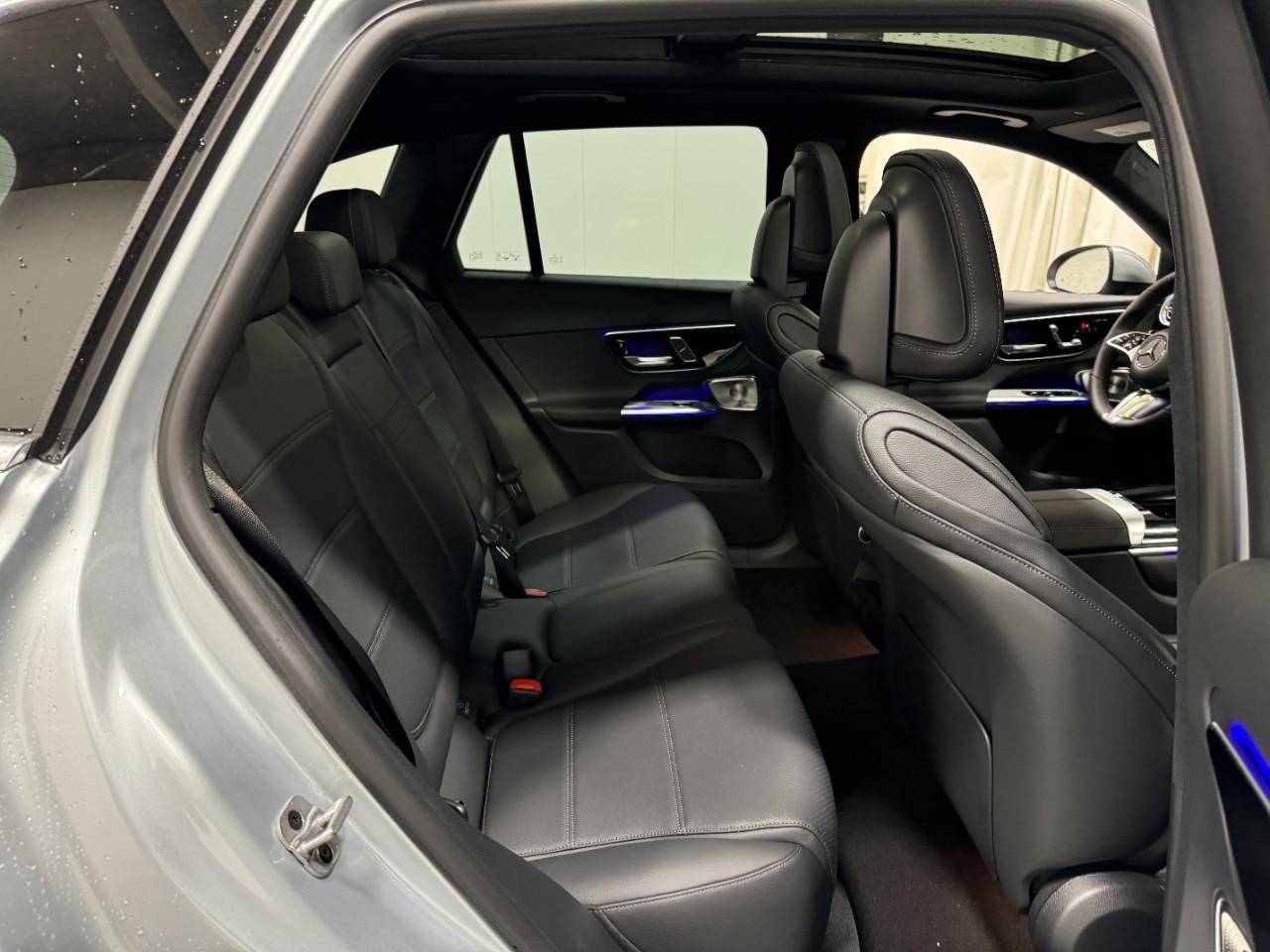 Mercedes-Benz GLC Vehicle Full-screen Gallery Image 10