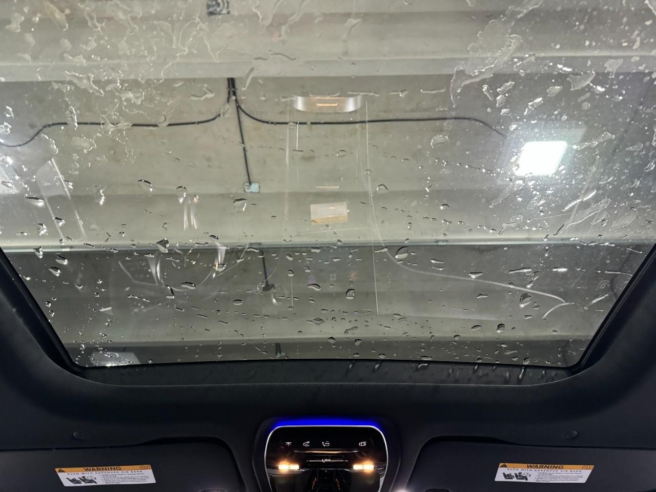 Mercedes-Benz GLC Vehicle Full-screen Gallery Image 11