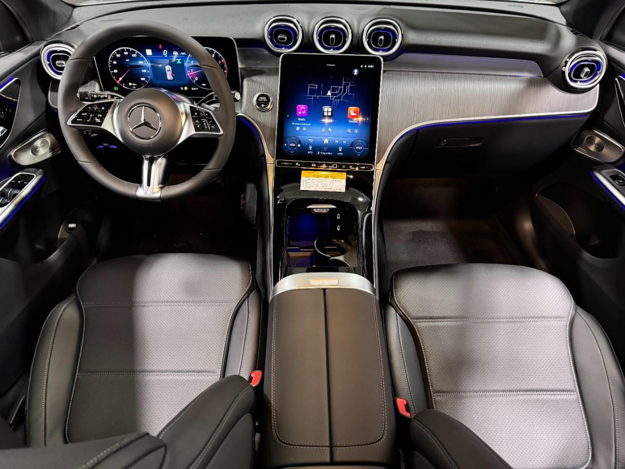 Mercedes-Benz GLC Vehicle Full-screen Gallery Image 12