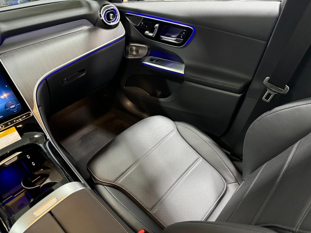 Mercedes-Benz GLC Vehicle Full-screen Gallery Image 15