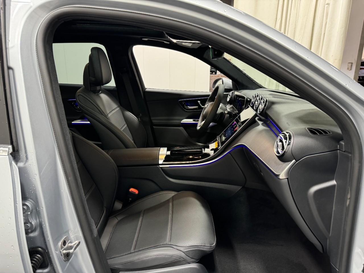 Mercedes-Benz GLC Vehicle Full-screen Gallery Image 16