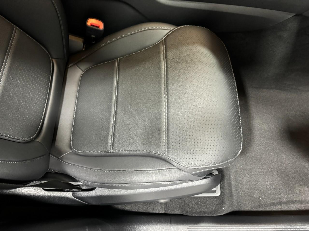 Mercedes-Benz GLC Vehicle Full-screen Gallery Image 17