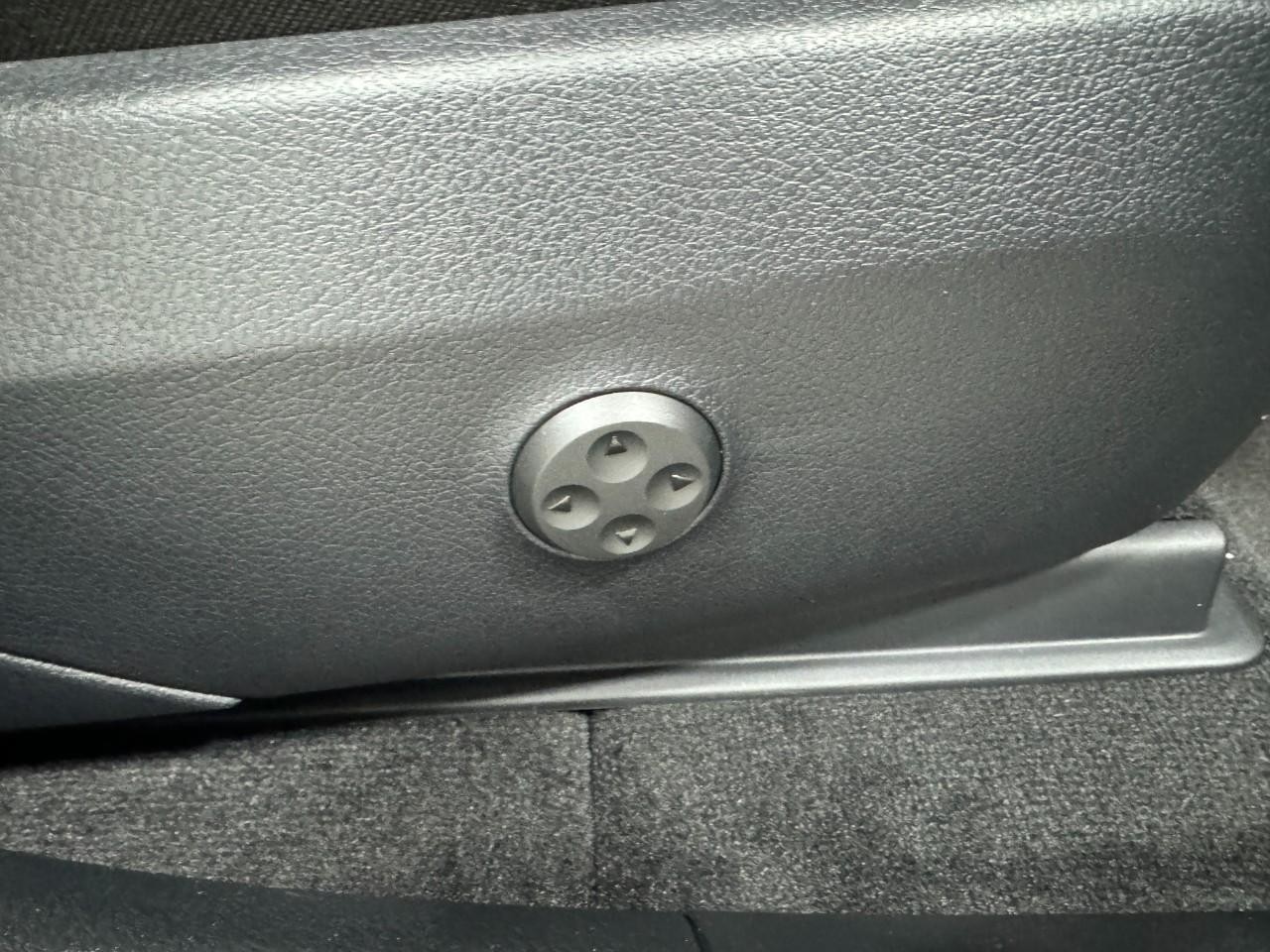 Mercedes-Benz GLC Vehicle Full-screen Gallery Image 18