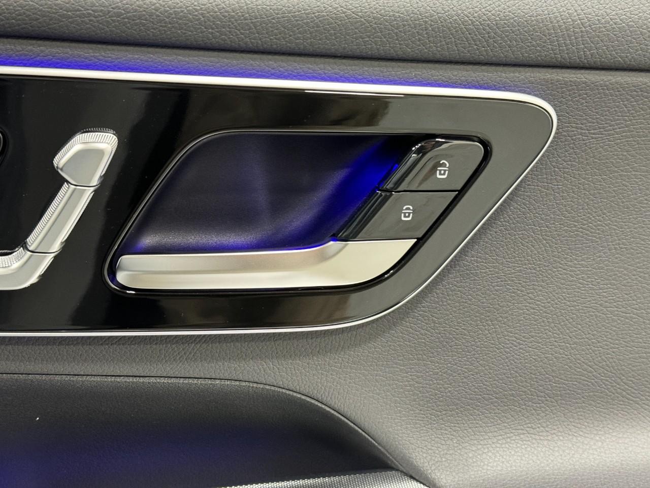 Mercedes-Benz GLC Vehicle Full-screen Gallery Image 20