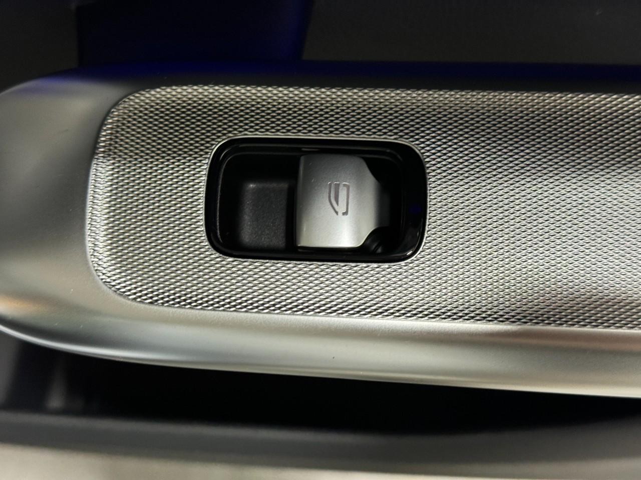 Mercedes-Benz GLC Vehicle Full-screen Gallery Image 21