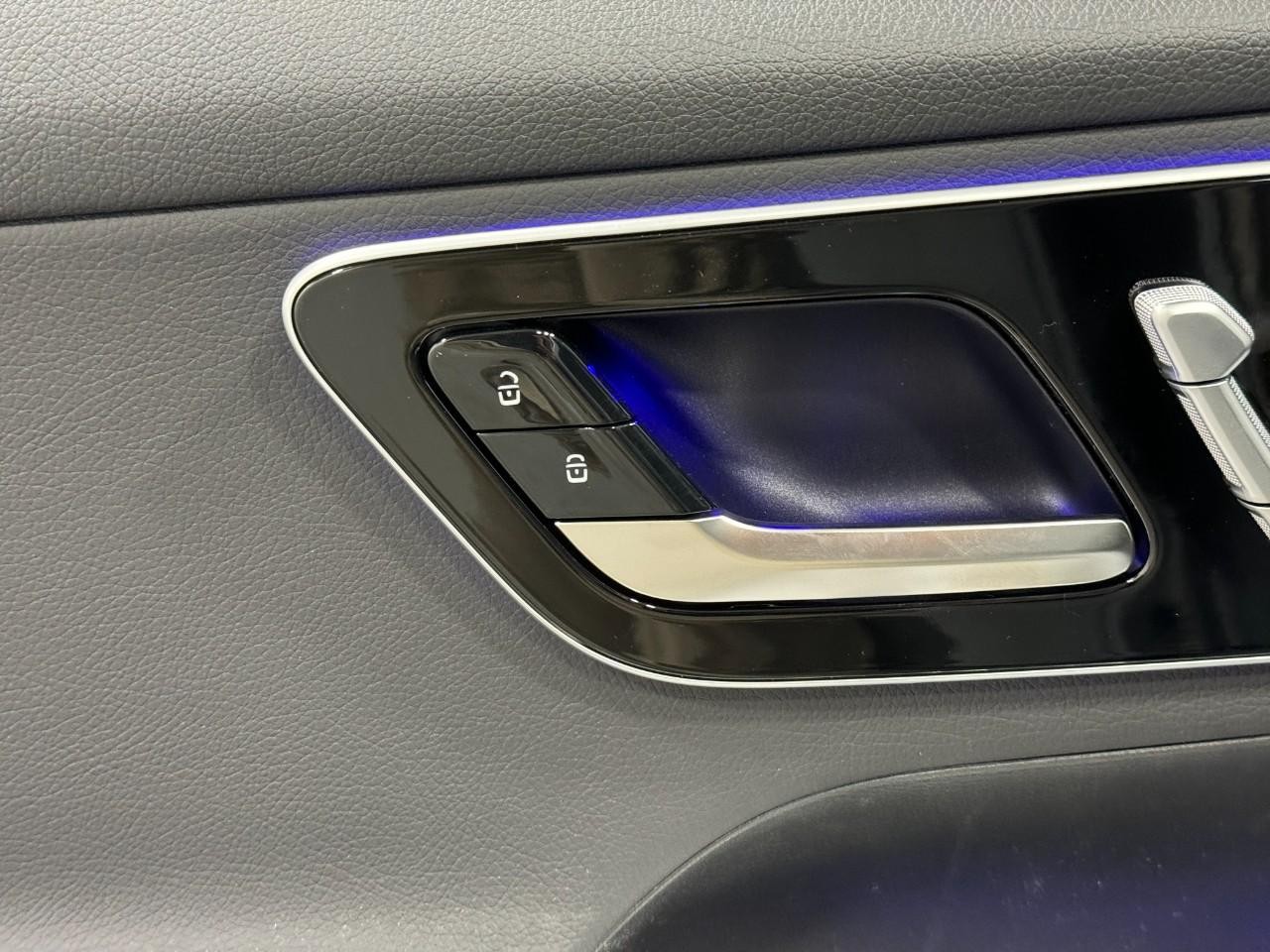 Mercedes-Benz GLC Vehicle Full-screen Gallery Image 23