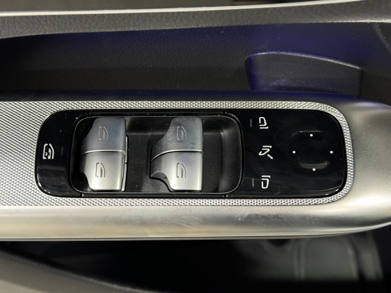 Mercedes-Benz GLC Vehicle Full-screen Gallery Image 24