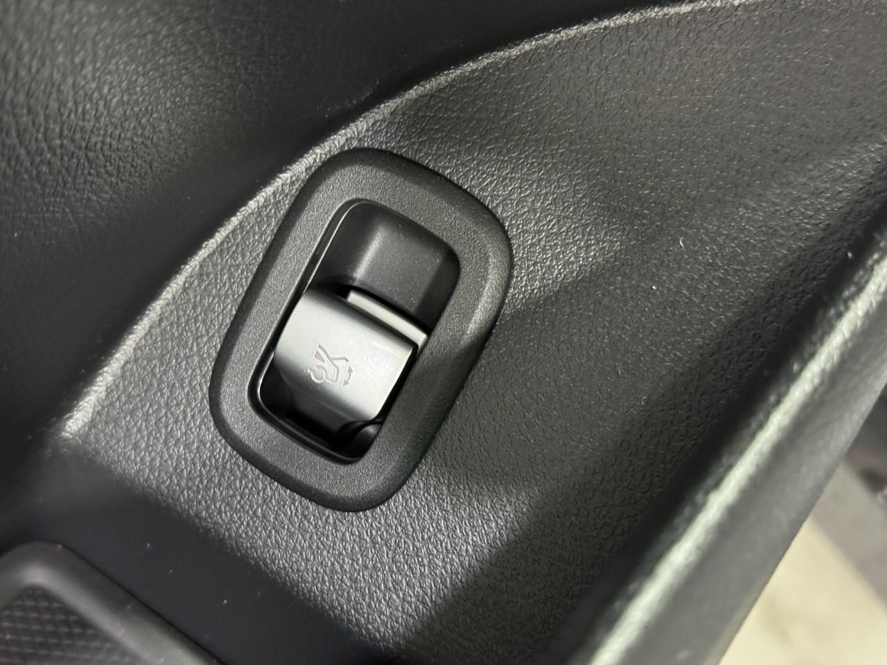 Mercedes-Benz GLC Vehicle Full-screen Gallery Image 26