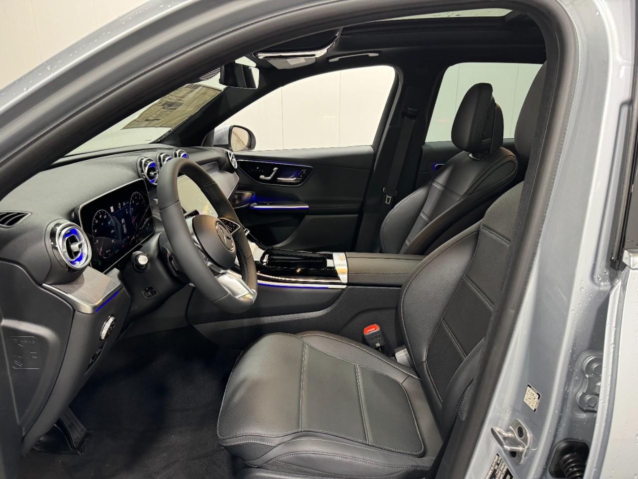 Mercedes-Benz GLC Vehicle Full-screen Gallery Image 27