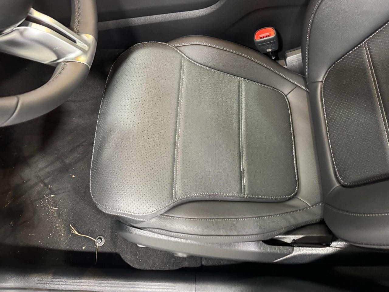 Mercedes-Benz GLC Vehicle Full-screen Gallery Image 28