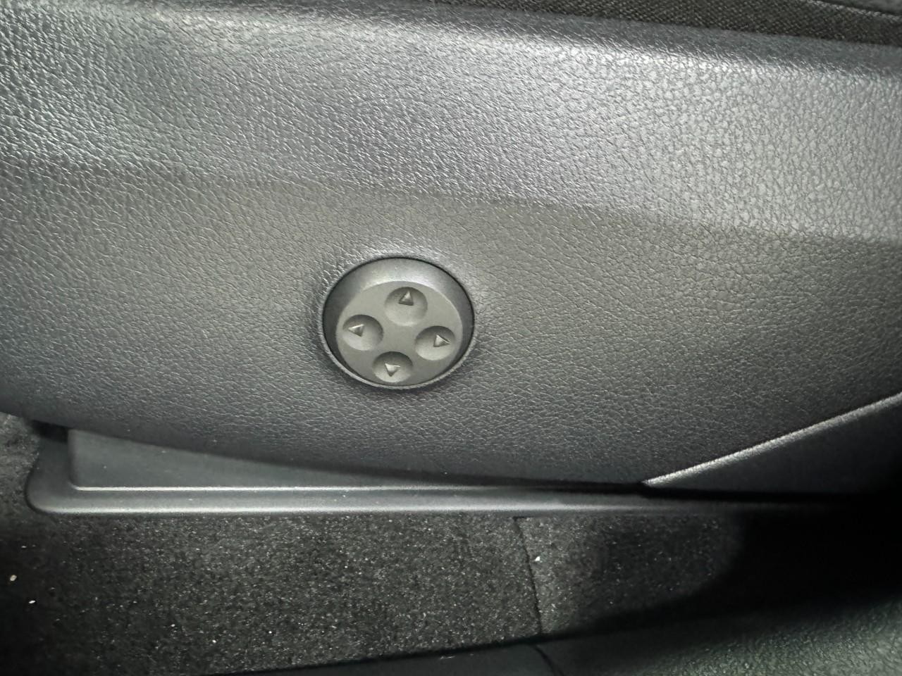 Mercedes-Benz GLC Vehicle Full-screen Gallery Image 29