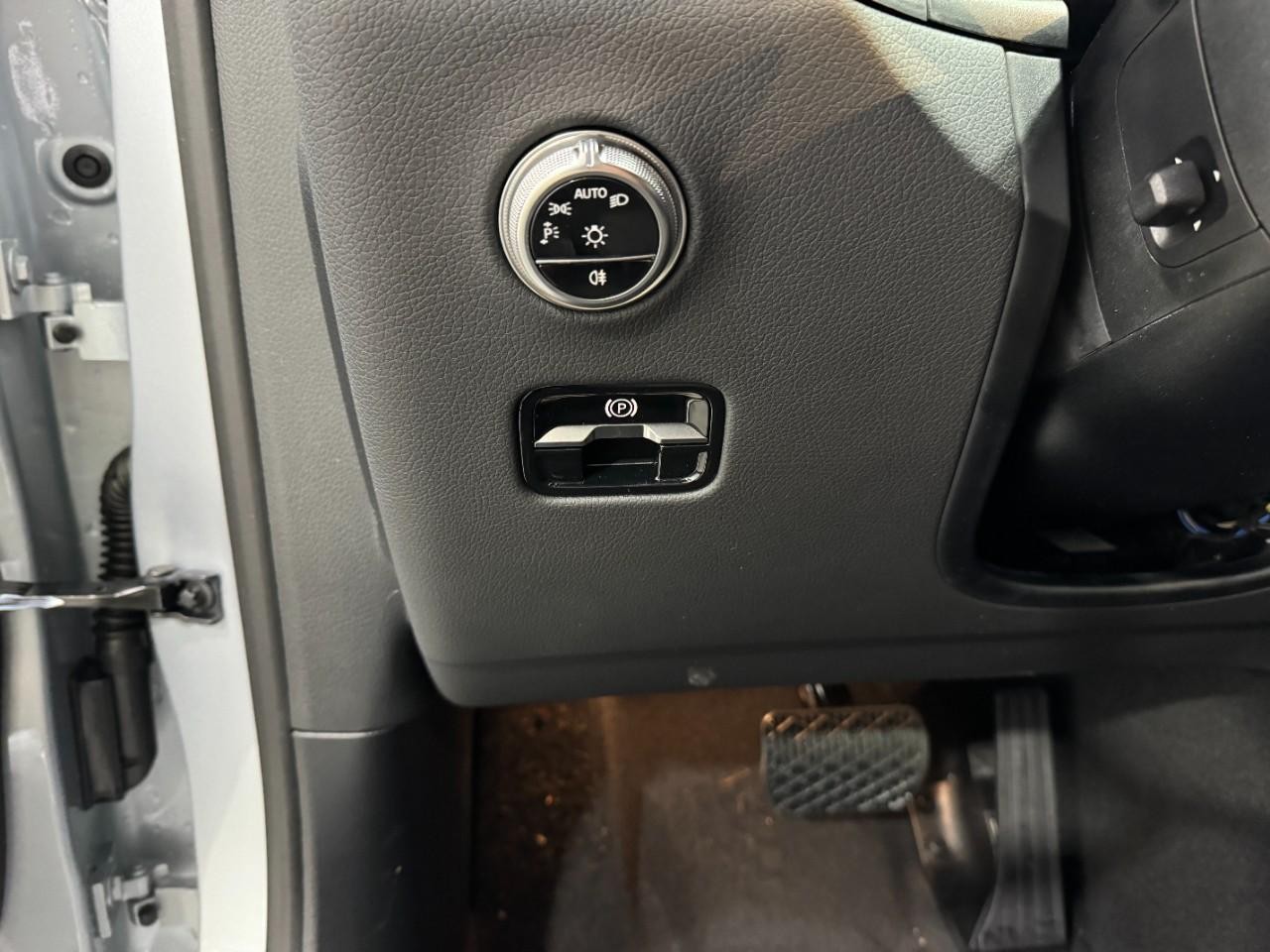 Mercedes-Benz GLC Vehicle Full-screen Gallery Image 30