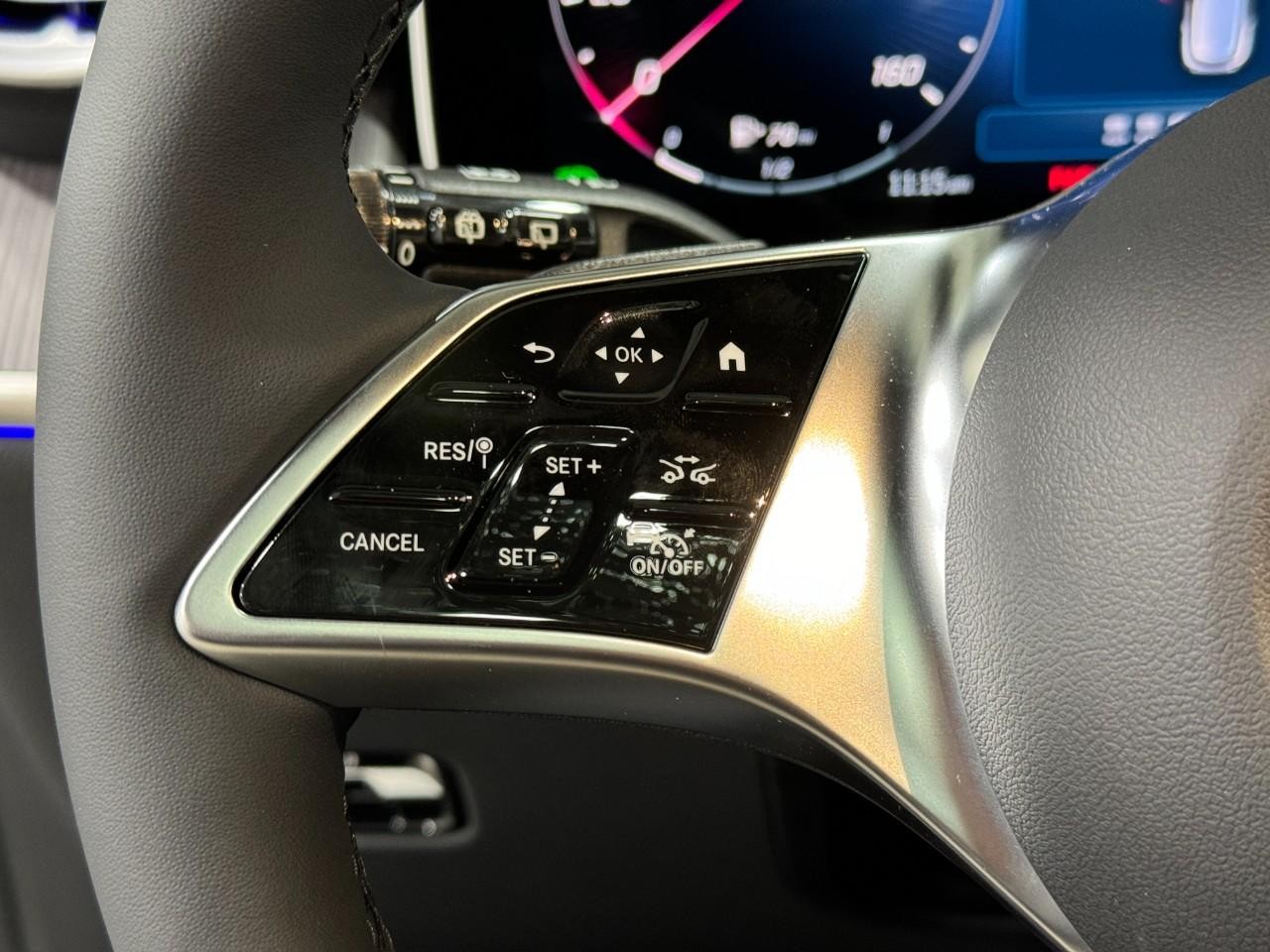 Mercedes-Benz GLC Vehicle Full-screen Gallery Image 31