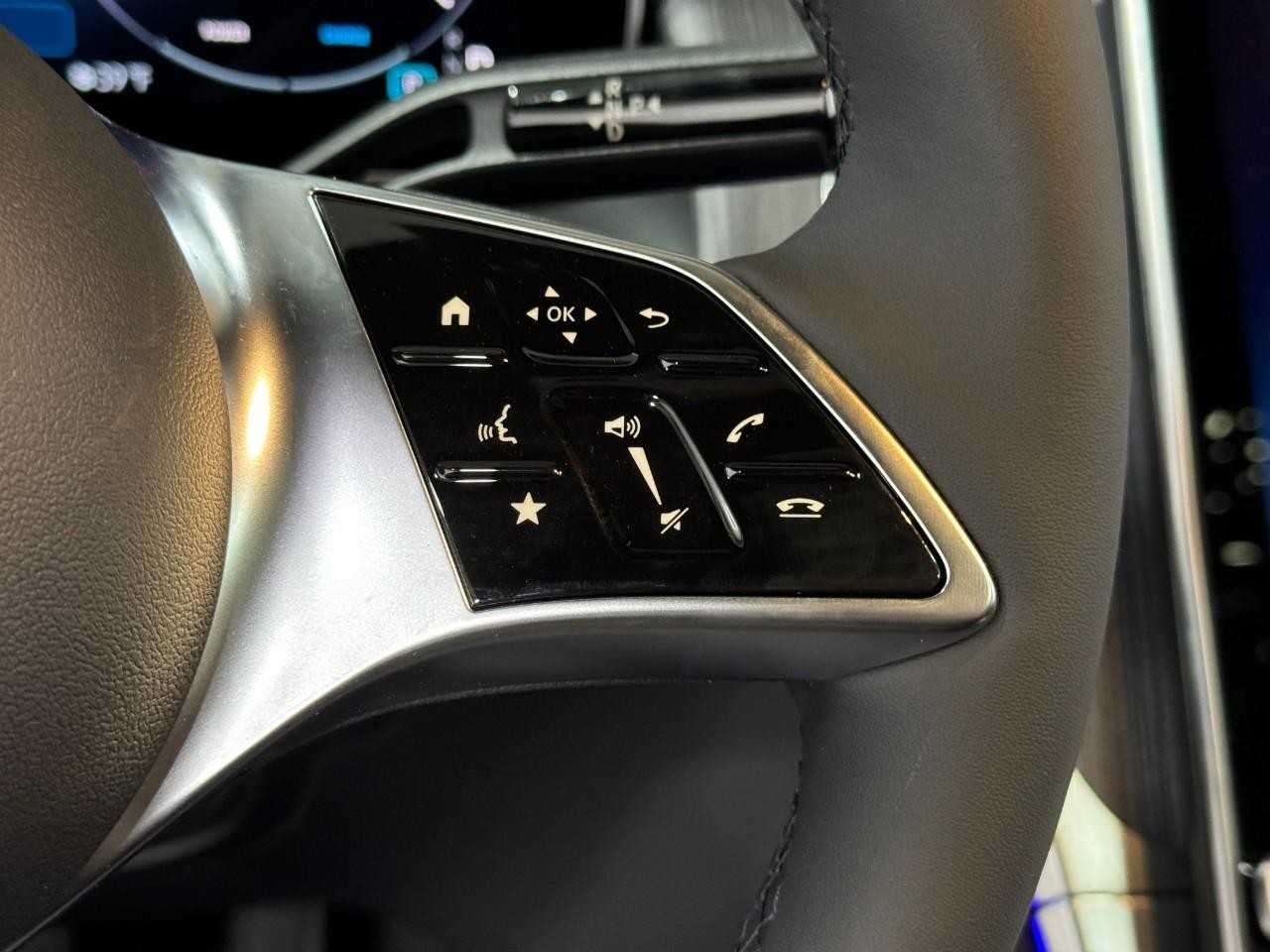 Mercedes-Benz GLC Vehicle Full-screen Gallery Image 32