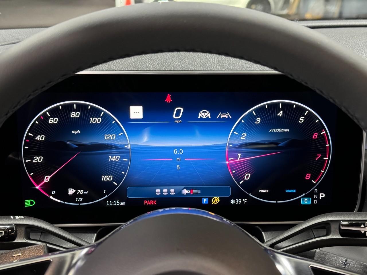 Mercedes-Benz GLC Vehicle Full-screen Gallery Image 33