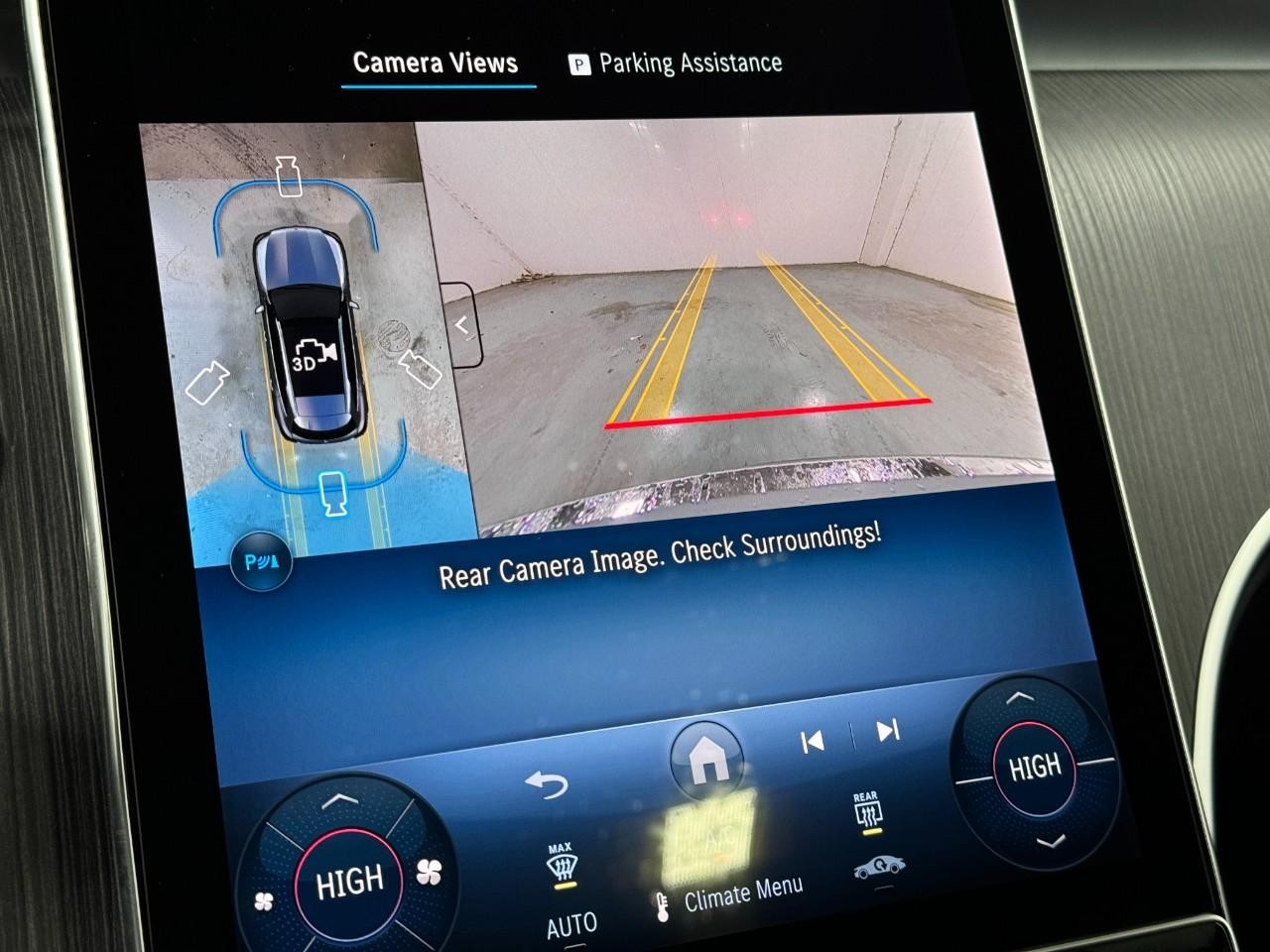 Mercedes-Benz GLC Vehicle Full-screen Gallery Image 35