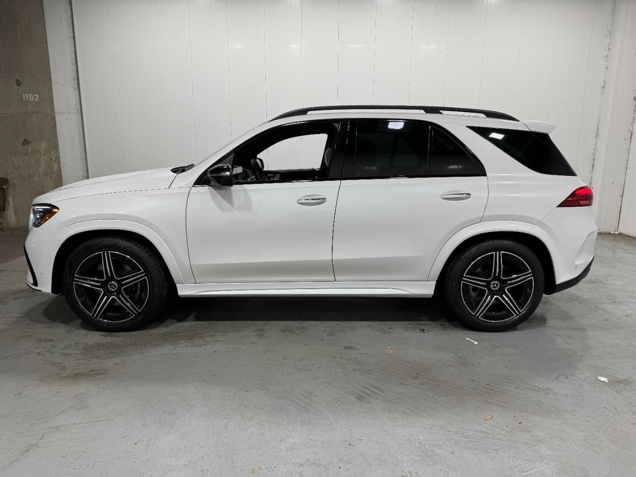 Mercedes-Benz GLE Vehicle Full-screen Gallery Image 2